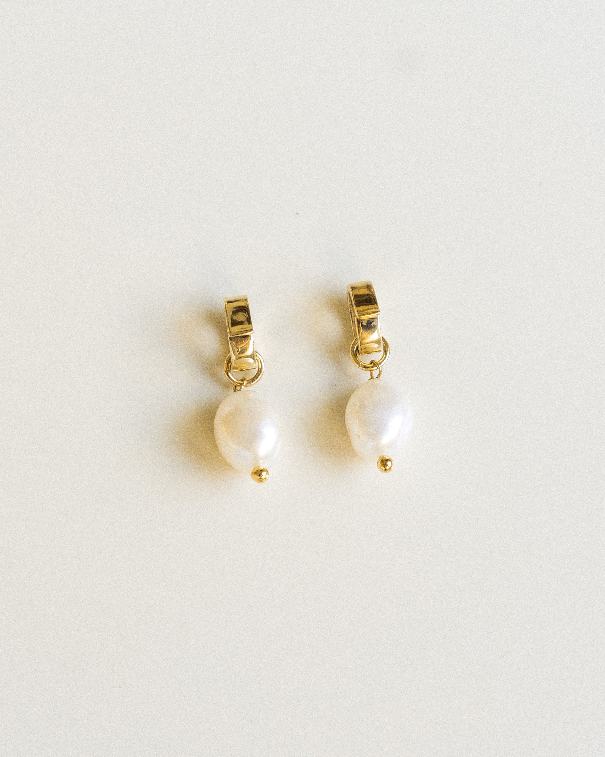 Charm Vera Perla con clip in oro | Still life photo by Silvia Pisani