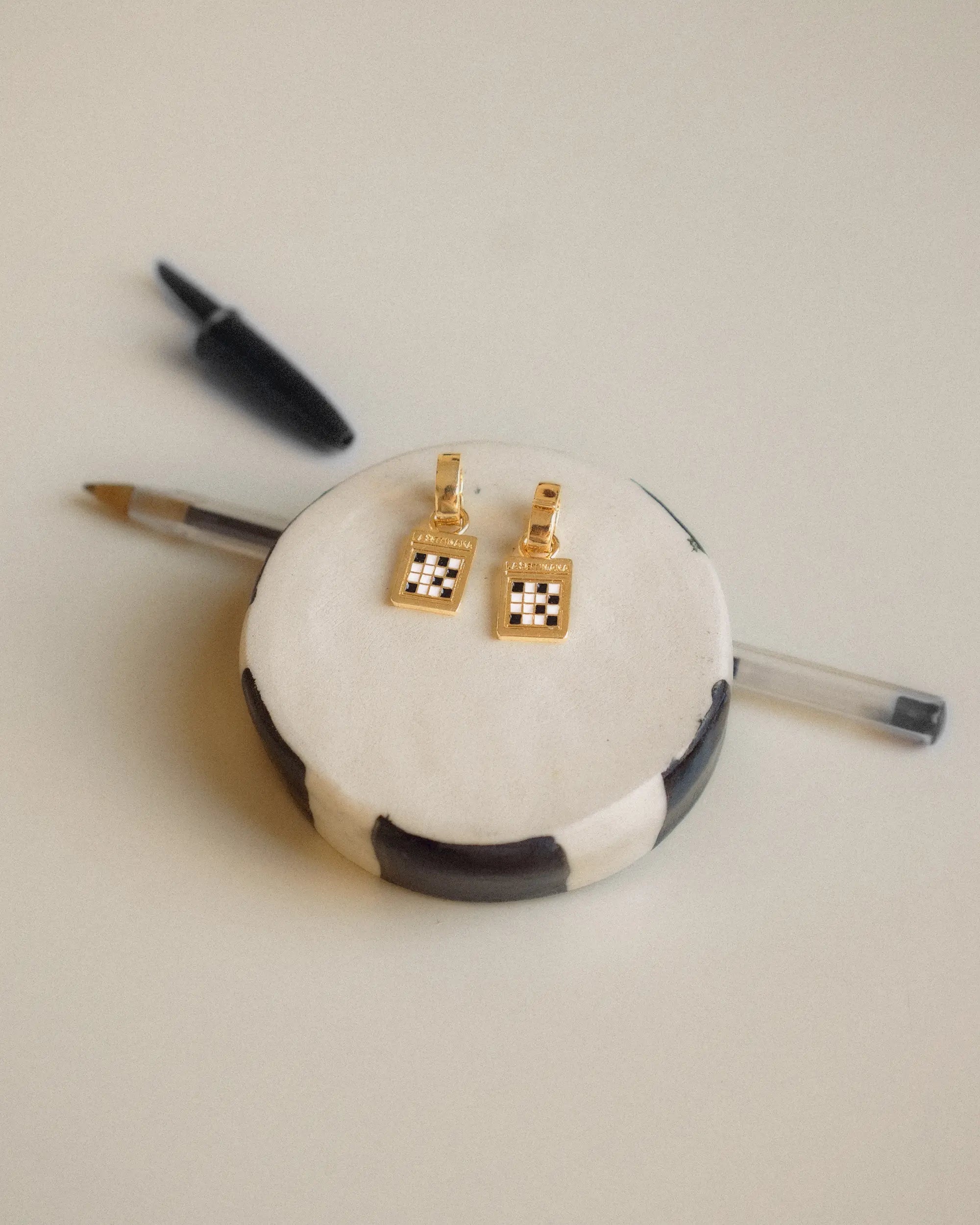 Coppia di Charm Settimana Enigmistica con clip in oro | Soluzioni Regalo Natale 2025