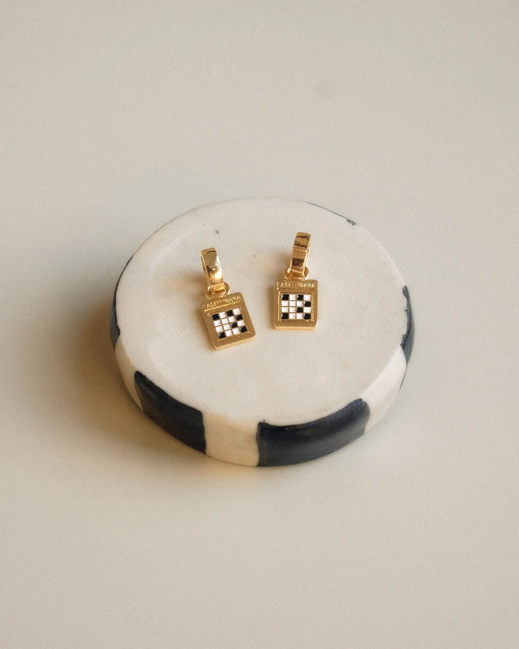 Coppia di Charm Settimana Enigmistica con clip in oro | Soluzioni Regalo Natale 2025