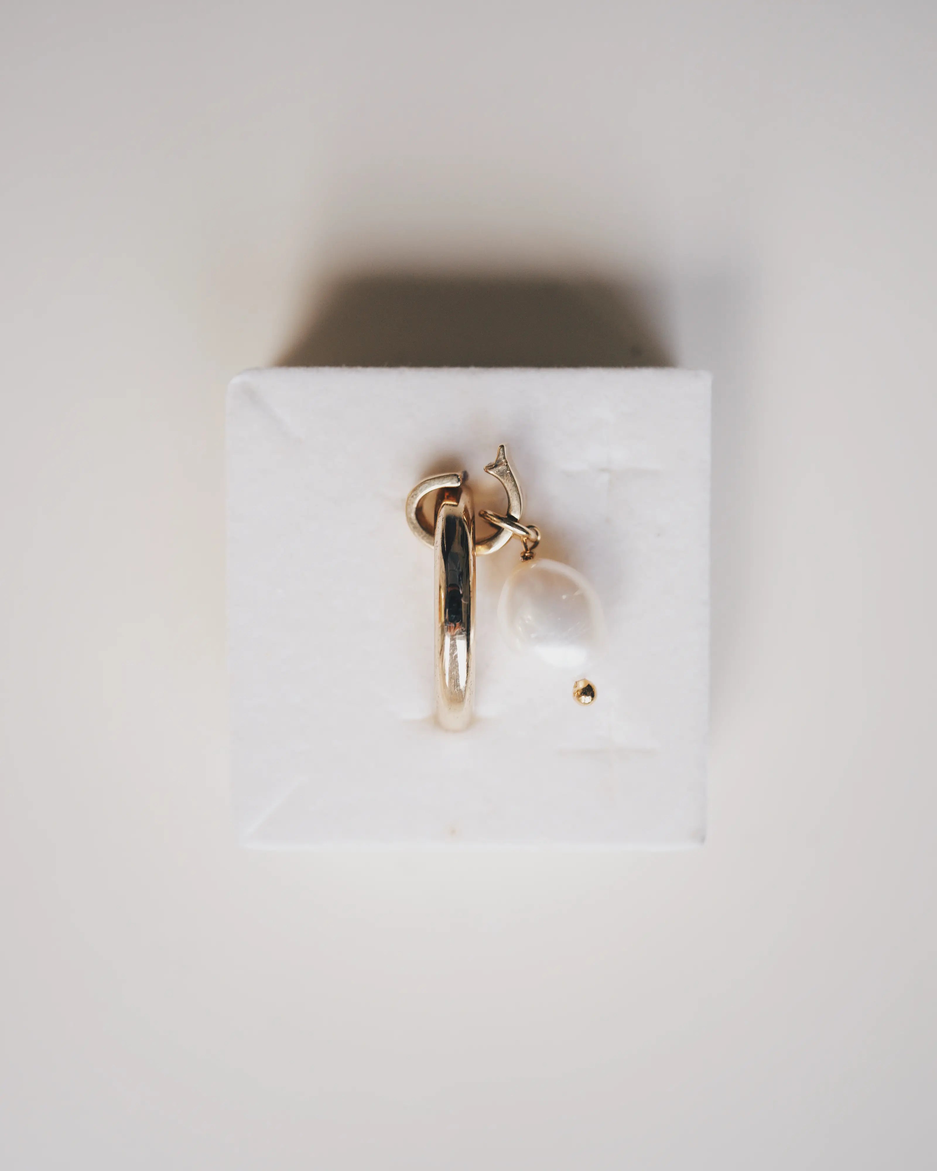 Charm in Vera Perla e clip in oro | Photo by Silvia Pisani