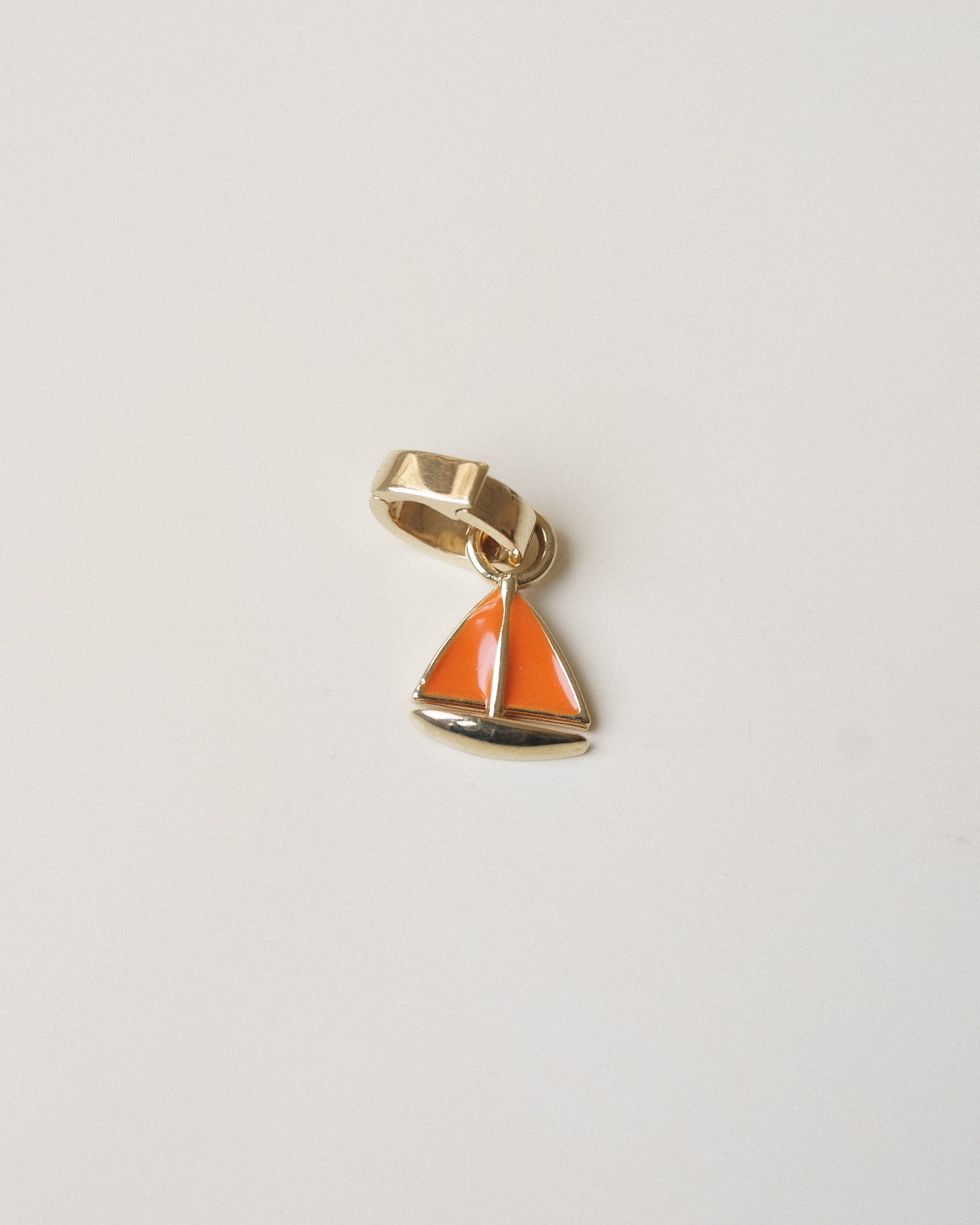 Charm Barca a Vela con clip in oro | Still life photo by Silvia Pisani