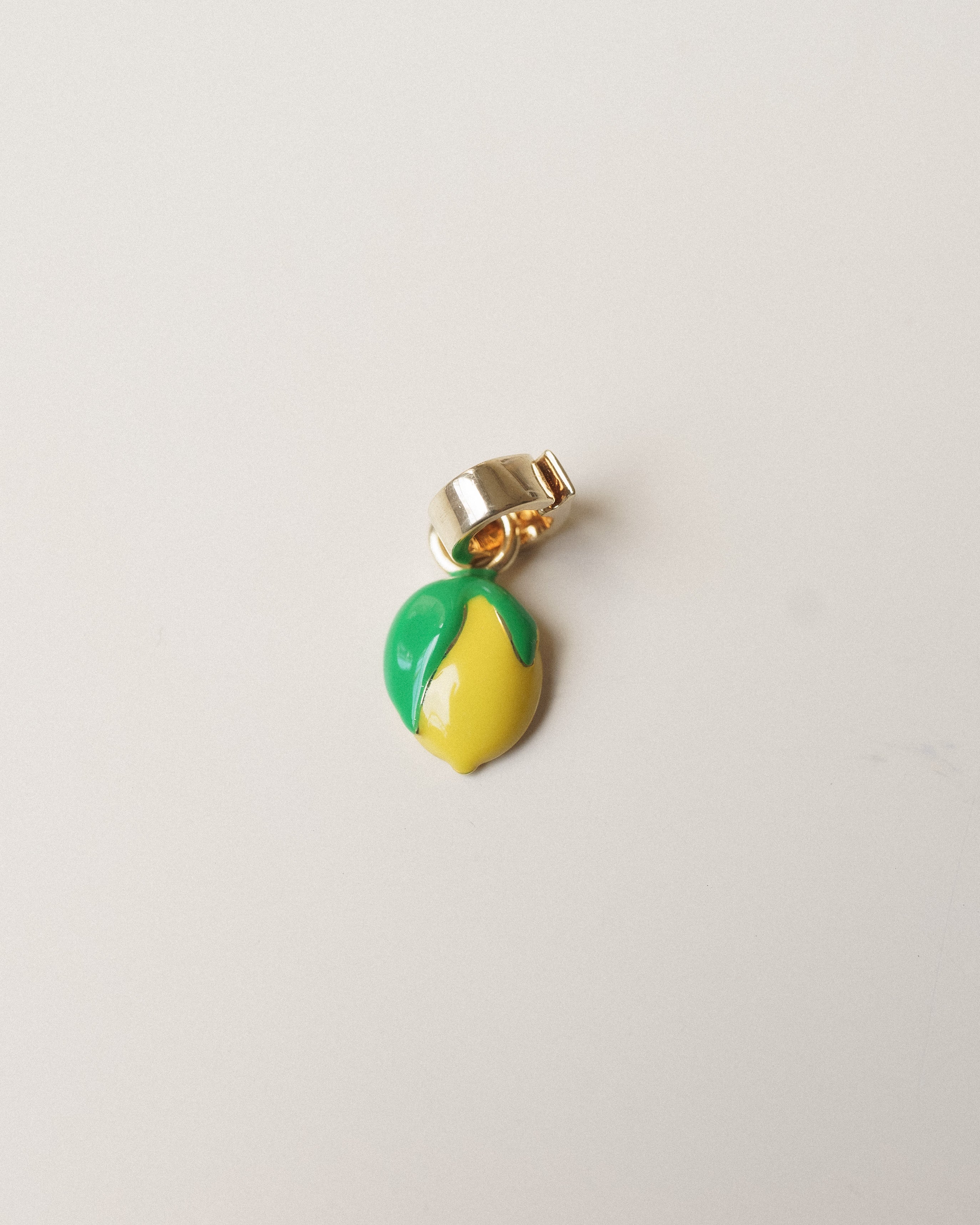 Charm Limone Caprese con clip in oro | Still life photo by Silvia Pisani